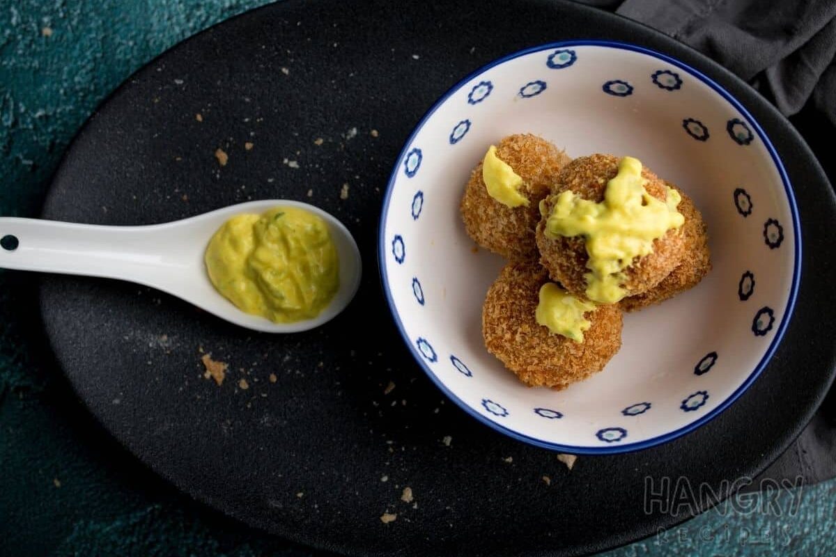 Hangry.Recipes: Crunchy lamb balls with yellow yogurt sauce